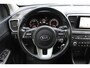 Kia Sportage 1.6 GDI DynamicLine | Incl. 12 maanden Garantie | Achteruitrijcamera | Cruise control | Lane assist | Apple CarPlay/Android auto | Navigatie | Parkeersensoren V+A | Climate Control | 17 inch lichtmetalen velgen | Origineel NL auto | NAP |