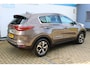 Kia Sportage 1.6 GDI DynamicLine | Incl. 12 maanden Garantie | Achteruitrijcamera | Cruise control | Lane assist | Apple CarPlay/Android auto | Navigatie | Parkeersensoren V+A | Climate Control | 17 inch lichtmetalen velgen | Origineel NL auto | NAP |