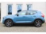 Volvo XC40 B4 Automaat Plus Dark Trekhaak semi elektrisch inklapbaar | BLIS | Verwarmbaar voorstoelen en stuurwiel | Verwarmbare voorruit | Apple Carplay/Android auto | Elektrisch verstelbare bestuurderstoel met geheugenfunctie | Noodwiel | Parkeercamera achter