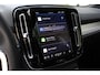 Volvo XC40 B4 Automaat Plus Dark | Google Maps | Trekhaak, semi elektrisch inklapbaar | BLIS | Verwarmbaar stuurwiel | Verwarmbare voorstoelen | Apple Carplay | Elektrisch verstelbare bestuurderstoel met geheugenfunctie | Noodwiel | Parkeercamera achter | Parkeersensoren achter