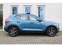Volvo XC40 B4 Automaat Plus Dark Trekhaak semi elektrisch inklapbaar | BLIS | Verwarmbaar voorstoelen en stuurwiel | Verwarmbare voorruit | Apple Carplay/Android auto | Elektrisch verstelbare bestuurderstoel met geheugenfunctie | Noodwiel | Parkeercamera achter