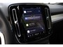 Volvo XC40 B4 Automaat Plus Dark Trekhaak semi elektrisch inklapbaar | BLIS | Verwarmbaar voorstoelen en stuurwiel | Verwarmbare voorruit | Apple Carplay/Android auto | Elektrisch verstelbare bestuurderstoel met geheugenfunctie | Noodwiel | Parkeercamera achter