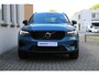 Volvo XC40 B4 Automaat Plus Dark | Google Maps | Trekhaak, semi elektrisch inklapbaar | BLIS | Verwarmbaar stuurwiel | Verwarmbare voorstoelen | Apple Carplay | Elektrisch verstelbare bestuurderstoel met geheugenfunctie | Noodwiel | Parkeercamera achter | Parkeersensoren achter