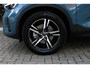 Volvo XC40 B4 Automaat Plus Dark | Google Maps | Trekhaak, semi elektrisch inklapbaar | BLIS | Verwarmbaar stuurwiel | Verwarmbare voorstoelen | Apple Carplay | Elektrisch verstelbare bestuurderstoel met geheugenfunctie | Noodwiel | Parkeercamera achter | Parkeersensoren achter