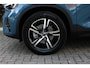 Volvo XC40 B4 Automaat Plus Dark | Google Maps | Trekhaak, semi elektrisch inklapbaar | BLIS | Verwarmbaar stuurwiel | Verwarmbare voorstoelen | Apple Carplay | Elektrisch verstelbare bestuurderstoel met geheugenfunctie | Noodwiel | Parkeercamera achter | Parkeersensoren achter