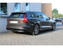 Volvo V60 T6 Plug-in hybrid AWD Plus Dark | Lederen bekleding | Trekhaak, semi elektrisch inklapbaar | 360 graden camera | Verwarmbaar stuurwiel | Verwarmbare voorstoelen | Verwarmbare buitenste zitplaatsen achter | Google Maps navigatie | Harman Kardon Audio