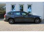 Volvo V60 T6 Plug-in hybrid AWD Plus Dark | Lederen bekleding | Trekhaak, semi elektrisch inklapbaar | 360 graden camera | Verwarmbaar stuurwiel | Verwarmbare voorstoelen | Verwarmbare buitenste zitplaatsen achter | Google Maps navigatie | Harman Kardon Audio