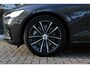 Volvo V60 T6 Plug-in hybrid AWD Plus Dark | Lederen bekleding | Trekhaak, semi elektrisch inklapbaar | 360 graden camera | Verwarmbaar stuurwiel | Verwarmbare voorstoelen | Verwarmbare buitenste zitplaatsen achter | Google Maps navigatie | Harman Kardon Audio