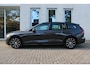 Volvo V60 T6 Plug-in hybrid AWD Plus Dark | Lederen bekleding | Trekhaak, semi elektrisch inklapbaar | 360 graden camera | Verwarmbaar stuurwiel | Verwarmbare voorstoelen | Verwarmbare buitenste zitplaatsen achter | Google Maps navigatie | Harman Kardon Audio
