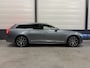 Volvo V90 T8 AWD Inscription OSMIUM-GREY/PANO/HEAD-UP/360CAMERA/MASSAGE+VENTILATIE/2X-MEMORY/CRYSTAL-POOK/ACC/PILOT-ASSIST/19"LMV/PRIVACY/NET OH BEURT GEHAD BIJ VOLVO