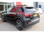 Mercedes-Benz GLA 250 e AMG LINE "NIEUW MODEL!" | PANORAMISCH SCHUIF/KANTEL DAK | ELEKTRISCH BEDIENBARE VOORSTOELEN MET GEHEUGENFUNCTIE EN "ZITKINEMATICA" | DRAADLOZE APPLE CARPLAY/ANDROID AUTO | STOEL VERWAMING | NIGHT PAKKET: DAKRELING ZWART, ZIJRUITEN EN ACHTERRUITEN ZWART, LICHTMETALEN VELGEN 19" ZWART | HEAD UP DISPLAY | REALITY-NAVIGATIE | 360° CAMERA | MULTI BEAM LED KOPLAMPEN | DODEHOEK DETECTIE | ADAPTIVE CRUISE CONTROL | KEYLESS GO | SFEER VERLICHTING | ELEKTRISCH BEDIENBARE ACHTERKLEP | DRAADLOZE TELEFOONLADER |