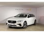 Volvo V90 T8 455PK Automaat Plug-in Hybrid AWD Ultra Dark / Navigatie / 360 Camera / Harman Kardon / Stuur & Stoelverwarming / Gelaagde Zijruiten / LM Velgen / Trekhaak