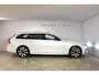 Volvo V90 T8 455PK Automaat Plug-in Hybrid AWD Ultra Dark / Navigatie / 360 Camera / Harman Kardon / Stuur & Stoelverwarming / Gelaagde Zijruiten / LM Velgen / Trekhaak