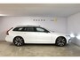 Volvo V90 T8 455PK Automaat Plug-in Hybrid AWD Ultra Dark / Navigatie / 360 Camera / Harman Kardon / Stuur & Stoelverwarming / Gelaagde Zijruiten / LM Velgen / Trekhaak