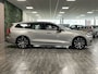 Volvo V60 T6 AWD Recharge Plus Dark | Trekhaak | 360° Camera | Harman Kardon | Adaptieve Cruise Control | Stoelverwarming voor+achter | Stuurwielverwarming | Pilot Assist | BLIS Dode Hoek Detectie | Elektrische voorstoelen geheugen | Contour stoelen | Zitting verle
