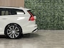 Volvo V60 T6 AWD Recharge Plus Dark | Trekhaak | 360° Camera | Harman Kardon | Crystal White | Adaptieve Cruise Control | Stoelverwarming voor+achter | Stuurwielverwarming | Pilot Assist | BLIS Dode Hoek Detectie | Elektrische voorstoelen geheugen | Contour stoelen