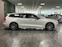 Volvo V60 T6 AWD Recharge Plus Dark | Trekhaak | 360° Camera | Harman Kardon | Crystal White | Adaptieve Cruise Control | Stoelverwarming voor+achter | Stuurwielverwarming | Pilot Assist | BLIS Dode Hoek Detectie | Elektrische voorstoelen geheugen | Contour stoelen