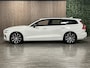 Volvo V60 T6 AWD Recharge Plus Dark | Trekhaak | 360° Camera | Harman Kardon | Crystal White | Adaptieve Cruise Control | Stoelverwarming voor+achter | Stuurwielverwarming | Pilot Assist | BLIS Dode Hoek Detectie | Elektrische voorstoelen geheugen | Contour stoelen