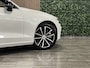 Volvo V60 T6 AWD Recharge Plus Dark | Trekhaak | 360° Camera | Harman Kardon | Crystal White | Adaptieve Cruise Control | Stoelverwarming voor+achter | Stuurwielverwarming | Pilot Assist | BLIS Dode Hoek Detectie | Elektrische voorstoelen geheugen | Contour stoelen