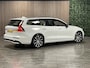 Volvo V60 T6 AWD Recharge Plus Dark | Trekhaak | 360° Camera | Harman Kardon | Crystal White | Adaptieve Cruise Control | Stoelverwarming voor+achter | Stuurwielverwarming | Pilot Assist | BLIS Dode Hoek Detectie | Elektrische voorstoelen geheugen | Contour stoelen