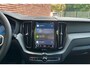 Volvo XC60 T6 AWD Essential Bright | Panoramisch Schuif-kanteldak | Lederen bekleding | Adaptieve Cruise Control| Blind spot | Extra getint Glas | Stoel en stuurverwarming| Heico Verlagingsset| 19 Inch Lichtmetalen Velgen.