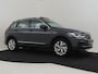 Volkswagen Tiguan Panoramadak l Trekhaak elektr. l Stoel en stuurverwarming l Alcantara Bekleding l Elektr. achterklep l Camera | Achteruitrijcamera | Cruise control adaptief met Stop&Go | Elektrisch glazen panorama-dak