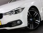BMW 3-Serie 318i High Executive Sportline (STOELVERWARMING, HEAD-UP DISPLAY, SPORTSTOELEN LEER, CLIMATE CONTROL, NAVIGATIESYSTEEM)