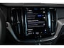 Volvo XC60 T6 Plug-in hybrid AWD Ultra Dark | Panoramadak | Semi elektrische trekhaak | Verwarmbare voorstoelen en stuurwiel | Rondom zichtcamera | Adaptieve cruise control | Head up display | Elektrische achterklep |