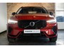 Volvo XC60 T6 Plug-in hybrid AWD Ultra Dark | Panoramadak | Semi elektrische trekhaak | Verwarmbare voorstoelen en stuurwiel | Rondom zichtcamera | Adaptieve cruise control | Head up display | Elektrische achterklep |
