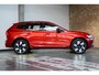 Volvo XC60 T6 Plug-in hybrid AWD Ultra Dark | Panoramadak | Semi elektrische trekhaak | Verwarmbare voorstoelen en stuurwiel | Rondom zichtcamera | Adaptieve cruise control | Head up display | Elektrische achterklep |