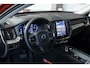 Volvo XC60 T6 Plug-in hybrid AWD Ultra Dark | Panoramadak | Semi elektrische trekhaak | Verwarmbare voorstoelen en stuurwiel | Rondom zichtcamera | Adaptieve cruise control | Head up display | Elektrische achterklep |