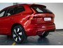 Volvo XC60 T6 Plug-in hybrid AWD Ultra Dark | Panoramadak | Semi elektrische trekhaak | Verwarmbare voorstoelen en stuurwiel | Rondom zichtcamera | Adaptieve cruise control | Head up display | Elektrische achterklep |