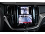 Volvo XC60 T6 Plug-in hybrid AWD Ultra Dark | Panoramadak | Semi elektrische trekhaak | Verwarmbare voorstoelen en stuurwiel | Rondom zichtcamera | Adaptieve cruise control | Head up display | Elektrische achterklep |