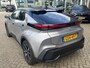Toyota C-HR Hybrid 140 FIRST EDITION BI-TONE 360° CAMERA EL-ACHTERKLEP KEYLESS PARK-SENSOREN 18'' LM-VELGEN BLIND SPOT LED APPLE/ANDROI CLIMA NAVI CAMERA NL-AUTO
