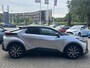 Toyota C-HR Hybrid 140 FIRST EDITION BI-TONE 360° CAMERA EL-ACHTERKLEP KEYLESS PARK-SENSOREN 18'' LM-VELGEN BLIND SPOT LED APPLE/ANDROI CLIMA NAVI CAMERA NL-AUTO