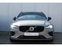 Volvo V60 T6 Plug-in hybrid AWD Plus Dark Panoramadak | Verwarmbare Voorstoelen en Stuurwiel | Semi-Elektrische Trekhaak | Verwarmbare Voorruit | Premium Audio by Harman Kardon | Adaptieve Cruise Control | Park Assist