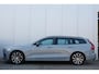Volvo V60 T6 Plug-in hybrid AWD Plus Dark Panoramadak | Verwarmbare Voorstoelen en Stuurwiel | Semi-Elektrische Trekhaak | Verwarmbare Voorruit | Premium Audio by Harman Kardon | Adaptieve Cruise Control | Park Assist