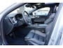 Volvo V60 T6 Plug-in hybrid AWD Plus Dark Panoramadak | Verwarmbare Voorstoelen en Stuurwiel | Semi-Elektrische Trekhaak | Verwarmbare Voorruit | Premium Audio by Harman Kardon | Adaptieve Cruise Control | Park Assist
