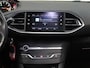 Peugeot 308 130PK Premium | AppleCarPlay/AndroidAuto | Glazendak | Navigatie | Cruise Control | Armsteun | Climate Control | Camera | Privacy Glass | Isofix |