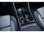 Volvo XC40 2.0 B4 Plus Dark | Trekhaak | 19"| Adaptieve cruise control | Elektrisch verstelbare bestuurderstoel | Blis | Stoel/stuurverwarming |