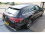 Mercedes-Benz CLA Shooting Brake 180 AMG Orig. Ned./Automaat/Apple carplay/Sfeerverlichting/Airco/Navigatie/Cruise control/Wide digital screen/Elektrische achterklep/Stoelverwarming/Keyless entry+start/Spiegels inklapbaar/Achteruitrijcamera/Lichtmetalen velgen