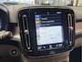 Volvo XC40 1.5 T4 RECHARGE INSCRIPTION AUTOMAAT LEDER NAVIGATIE STOEL EN STUUR VERWARMING CRUISE CONTROL APPLE CARPLAY/ANDROID RIJSTROOKSENSOREN  ACHTERUITRIJCAMERA UITKLAPBARE TREKHAAK ZEER MOOI !! Brgl