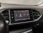 Peugeot 308 SW 1.2 PureTech Sport (PANORAMADAK, APPLE CARPLAY, LEDER, GROOT NAVI, SPORTSTOELEN, PARKEERSENSOREN, TREKHAAK, GETINT GLAS, LANE ASSIST, NIEUWSTAAT)