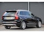 Volvo XC90 T8 Twin Engine 408Pk Aut. | Plug In Hybrid | AWD | Inscription | 7-Persoons | Panoramadak | Luchtvering | Achteruitrijcamera | 21'' | Ember Black