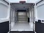 Citroën Jumper L2H2 3.5t 2.2 BlueHDi 140pk EAT8 AUTOMAAT | BPM vrij | Multimedia | NAVI | Apple Carplay | Android Auto | DAB+ radio | Achteruitrijcamera | Surround view | Parkeersensoren voor en achter | Dode hoek detectie | Adaptive cruise control | Keyless entry | Climate control | Lederen stuurwiel | Stuurwielbediening | Startstop | Elektronische handrem | Full LED koplampen | Bank voorpassagiers | Reservewiel | N404098