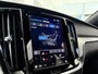 Volvo V60 T6 Plug-in hybrid AWD Plus Dark | Harman Kardon Audio | Trekhaak | Stoel- / Stuurverwarming Voor + Achter | 360 Camera | Adaptive Cruise | Long Range | Google | Carplay | Dodehoekdetectie