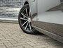 Volvo V60 T6 Plug-in hybrid AWD Plus Dark | Harman Kardon Audio | Trekhaak | Stoel- / Stuurverwarming Voor + Achter | 360 Camera | Adaptive Cruise | Long Range | Google | Carplay | Dodehoekdetectie