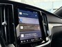 Volvo V60 T6 Plug-in hybrid AWD Plus Dark | Harman Kardon Audio | Trekhaak | Stoel- / Stuurverwarming Voor + Achter | 360 Camera | Adaptive Cruise | Long Range | Google | Carplay | Dodehoekdetectie