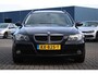 BMW 3-Serie Touring 318i Executive Clima/Cruise/Panodak/Bi-Xenon/Stoelverwarming/Navi/Bluetooth/Leder/PDC/RadioCD.AUX/18"LM/Isofix