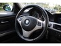 BMW 3-Serie Touring 318i Executive Clima/Cruise/Panodak/Bi-Xenon/Stoelverwarming/Navi/Bluetooth/Leder/PDC/RadioCD.AUX/18"LM/Isofix